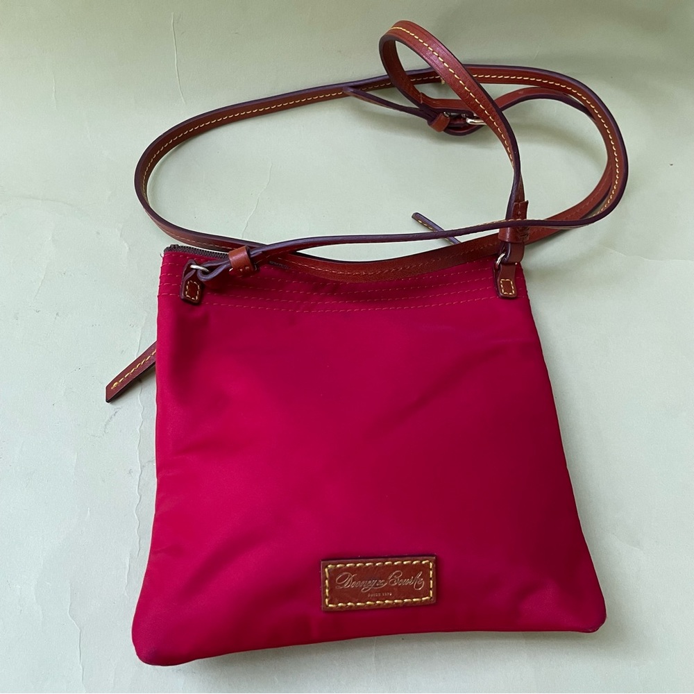 Crimson/brown Dooney & Bourke vinyl/leather crossbody bag - Picture 3 of 12